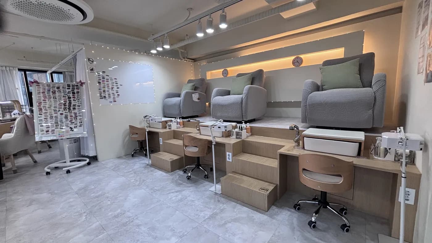 지아네일 명동 nail salon 내부 · 네일 테이블