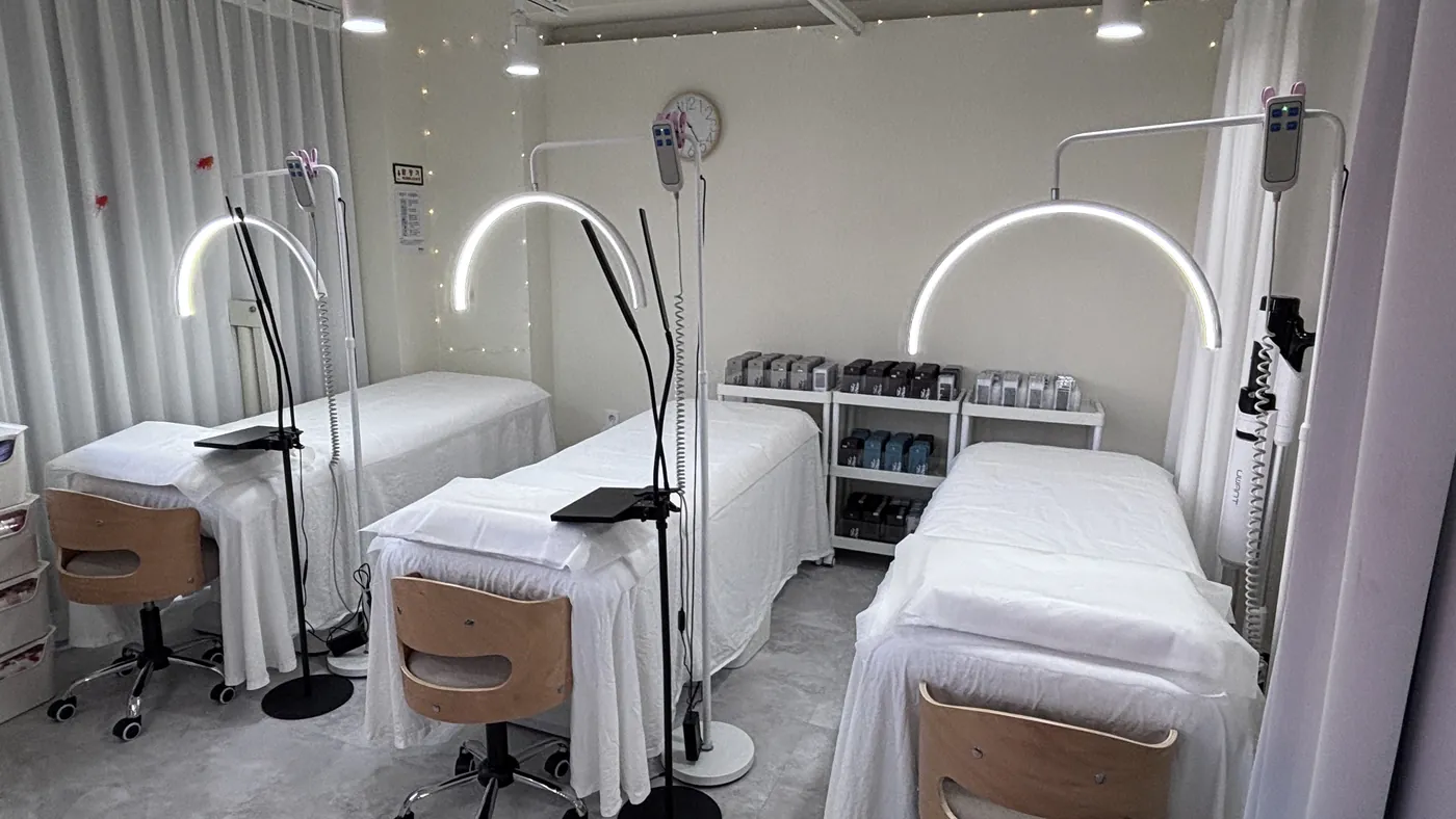 지아네일 명동 pedicure · 속눈썹 시술 베드